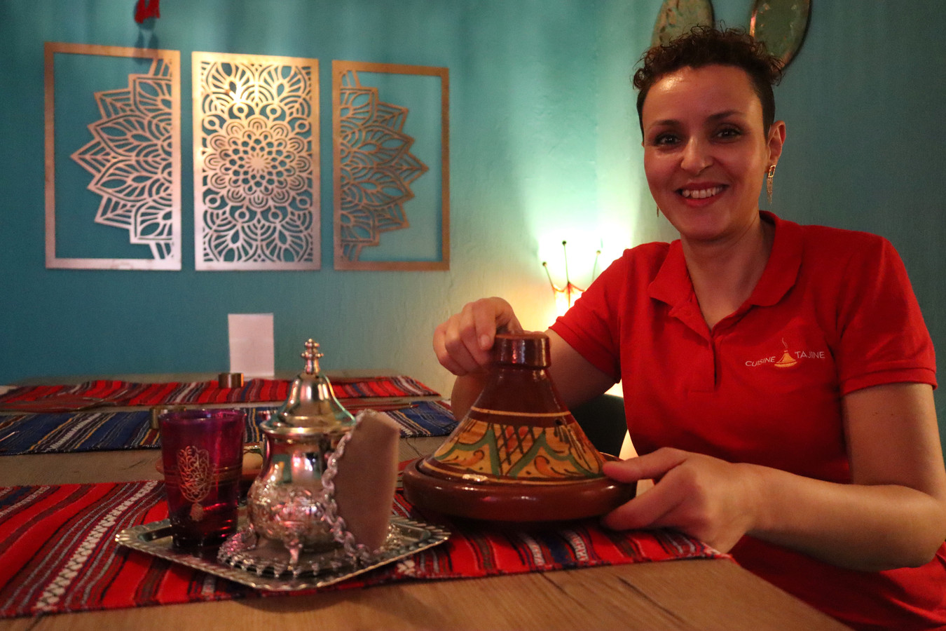 NET OPEN. Hasna (45) opent Marokkaans restaurant “Traditionele