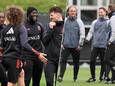 LIVE RODE DUIVELS. Lachende gezichten op laatste training voor afreis naar Zweden, waar De Bruyne en Tedesco vanavond spreken