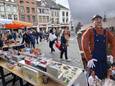 De maandelijkse rommelmarkt in Halle krijgt zondag het bezoek van reus Parapluuke.