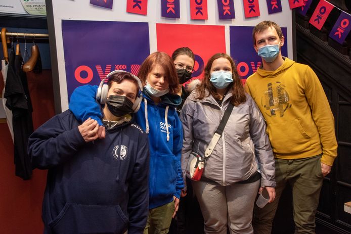 Jongeren op de foto aan de Photoboot bij de opening van het OverKop Huis.