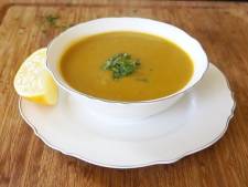 Healthy Sisters: Zo maak je gezonde maaltijdsoep met zoete aardappel en linzen