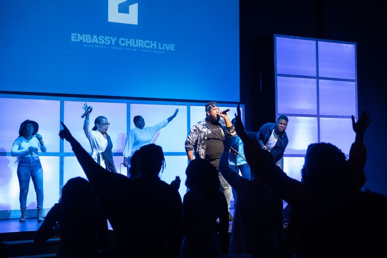  Als een van de weinige kerken heeft de Embassy Church, aan de rand van Atlanta, nog wel livebijeenkomsten. Beeld Eline van Nes