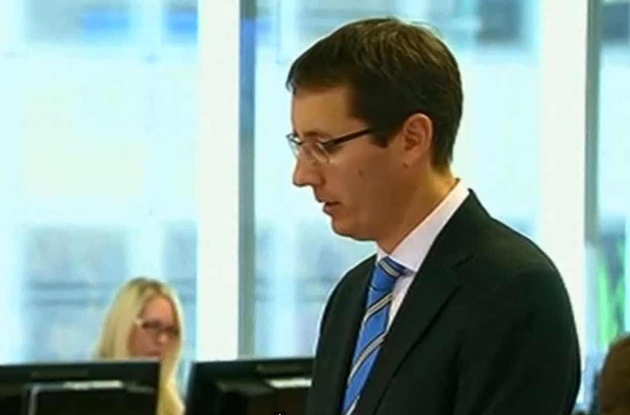 Assistent van de Koninklijke Commissie, advocaat Angus Stewart. Beeld Still van Youtube