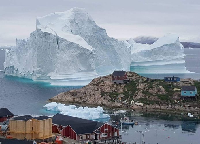 De inwoners van het Groenlandse eiland Innaarsuit keken vorige maand verwonderd toen een gigantische ijsberg wel heel dicht kwam.