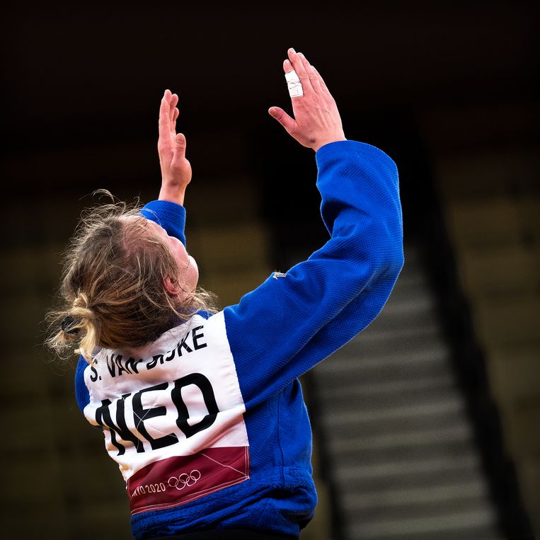 Judoka Van Dijke omarmt bronzen plak toch met een glimlach ...