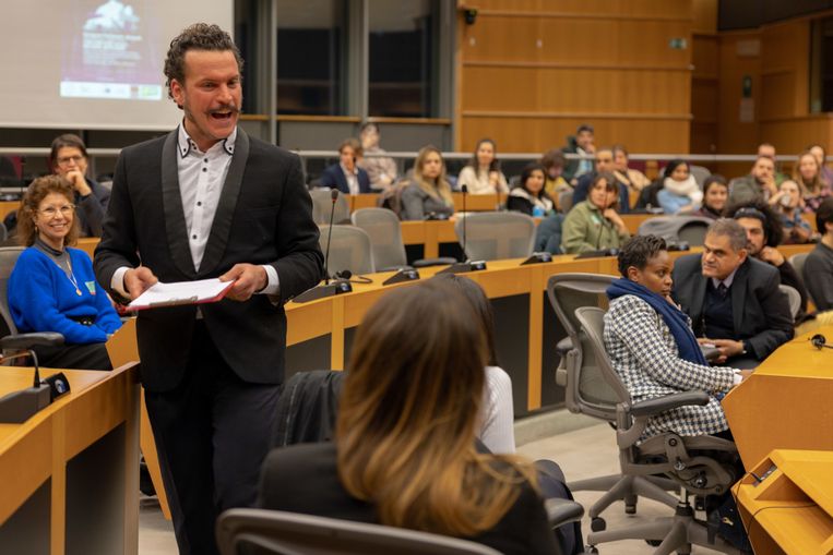 De Italiaanse acteur Francesco Mugnari houdt een monoloog, lopend tussen het publiek in de zaal door.
 Beeld Sander de Wilde