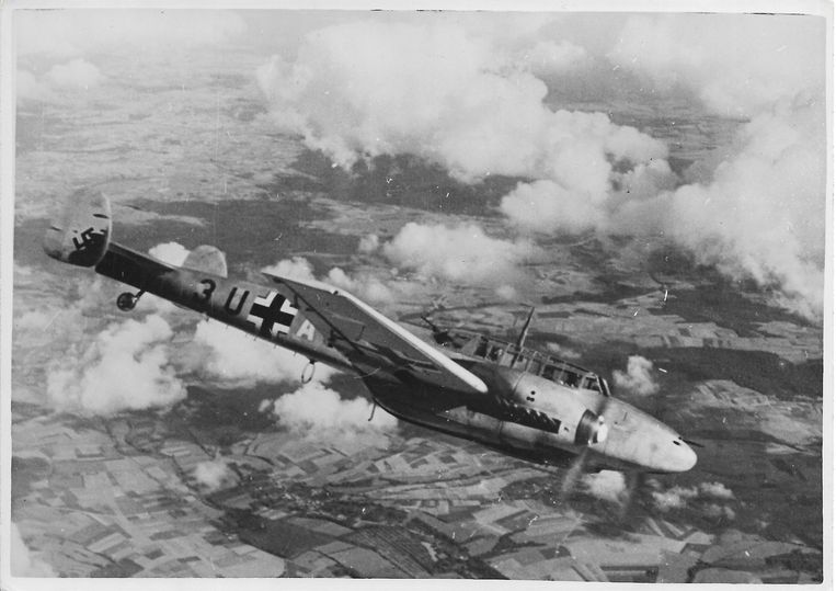 Een Messerschmitt Bf 110 in vlucht. Door een bomexplosie achter het toestel belandde de g-1 302 op zijn neus. Een toestel van dit type schoot de Blenheim van Dickie Haine naar beneden.  Beeld Collectie archief C. Cornelissen jr., Almelo.