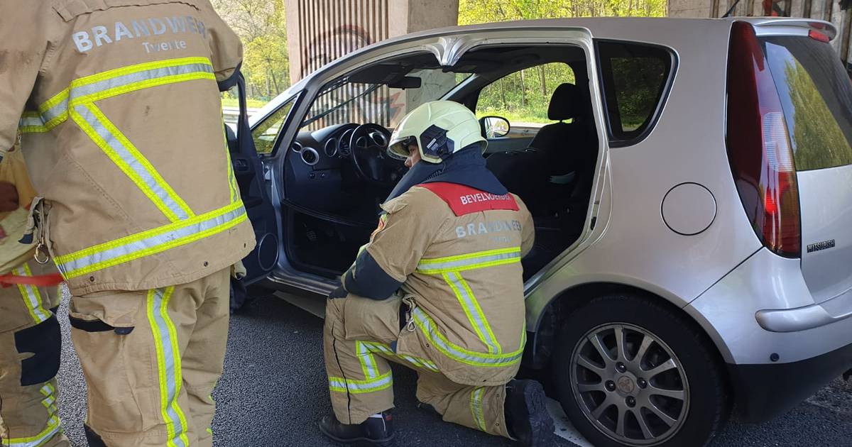 Auto knalt op vangrail na aanrijding op A35, veroorzaker rijdt door.