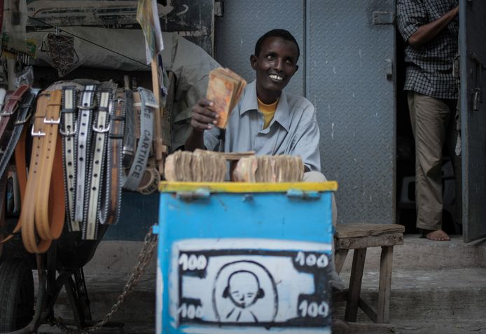 Een geldwisselaar in de Somalische hoofdstad Mogadishu. Archieffoto.
