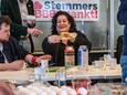Caroline van der Plas aan de karnemelk uit de Bommelerwaard tijdens de partijbrunch daags na de verkiezingen.