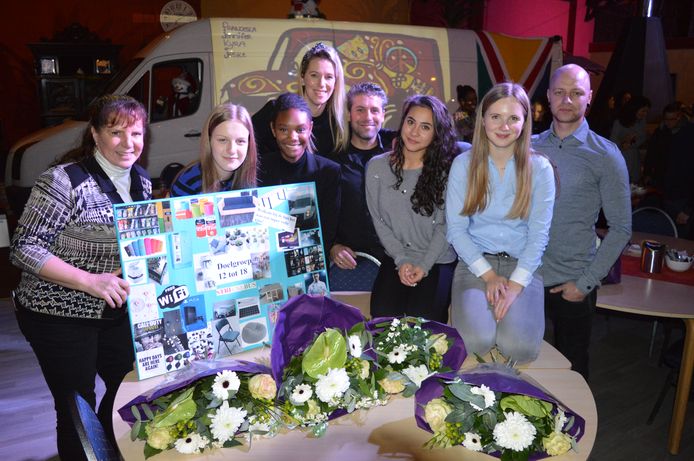 De winnende groep bestaande uit de leerlingen: Francesca Castelijns, Jennifer van Marion, Kyra Margaritha en Jeske Feijtel. Rechts kunstenaar Benjamin Scheltema. Op de achtergrond de jongerenbus met een projectie van het winnende ontwerp.