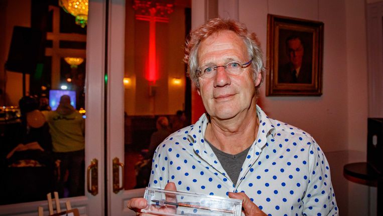 Koos Meinderts met zijn Gouden Griffel voor Naar het noorden. Beeld anp