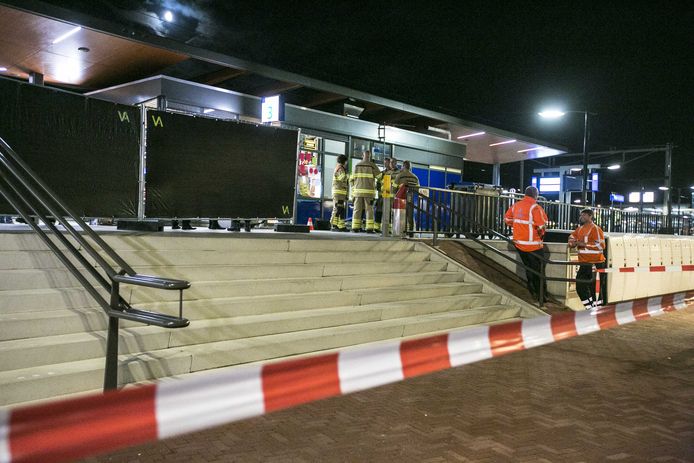 Bij het station in Elst zijn twee mensen omgekomen, nadat ze onder een passerende trein kwamen.