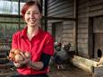Melissa Woestenberg met handen vol eieren bij de Menmoerhoeve. Die Etten-Leurse horeca- en kampeerlocatie verkoopt ook (op kleine schaal) eieren van eigen kippen.
