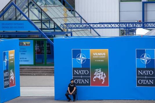 Een veiligheidsagent bij het centrum waar de NAVO-top in Vilnius vanaf morgen plaatsvindt.