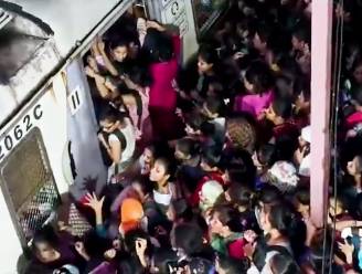 Complete chaos in treinstation Mumbai