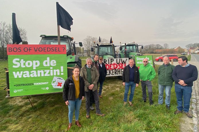 De landbouwers staan op verschillende plaatsen langs het parcours. "Maar we willen de koers niet verstoren", zeggen ze.