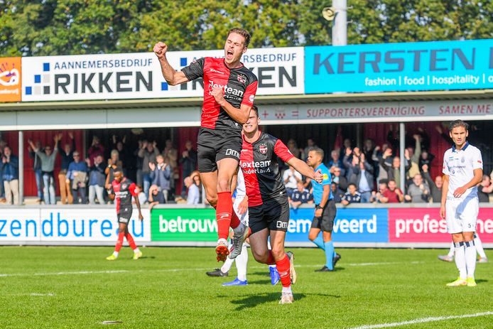 De Treffers-aanvaller Teije ten Den juicht na een doelpunt tegen Koninklijke HFC.