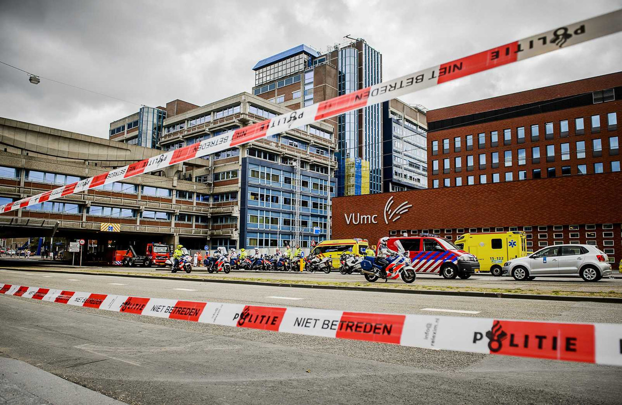 Ambulances staan klaar voor de evacuatie van patiënten vanuit het VUmc. Beeld anp