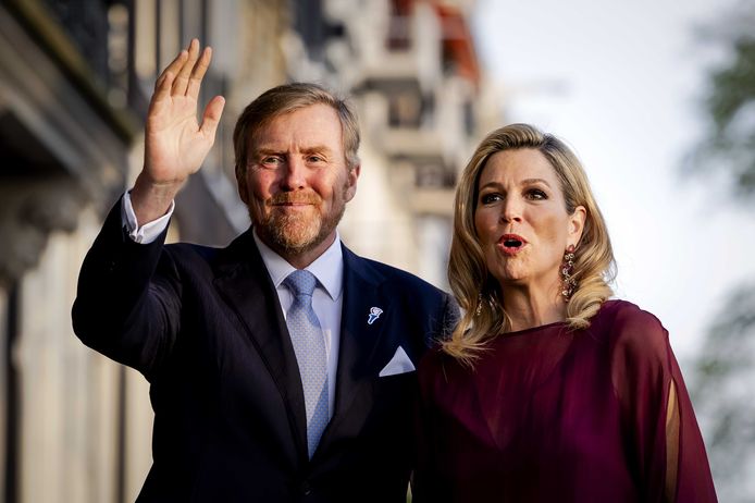 Koning Willem-Alexander en Koningin Maxima komen aan bij Koninklijk Theater Carre, voorafgaand aan het 5 mei-concert op de Amstel. Het concert vormt traditiegetrouw de afsluiting van de Nationale Viering van de Bevrijding.