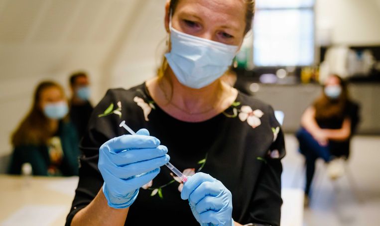 Huisarts Sylvia van den Berg van GGZ Rivierduinen bereidt in Rijksmuseum Boerhaave de eerste prikken met het Janssen-vaccin voor.  Beeld ANP