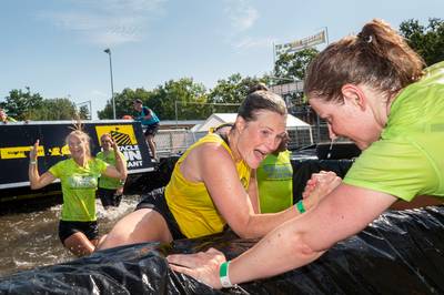 Je weg vinden door een maisdoolhof tijdens de Victoria Run in Raamsdonk