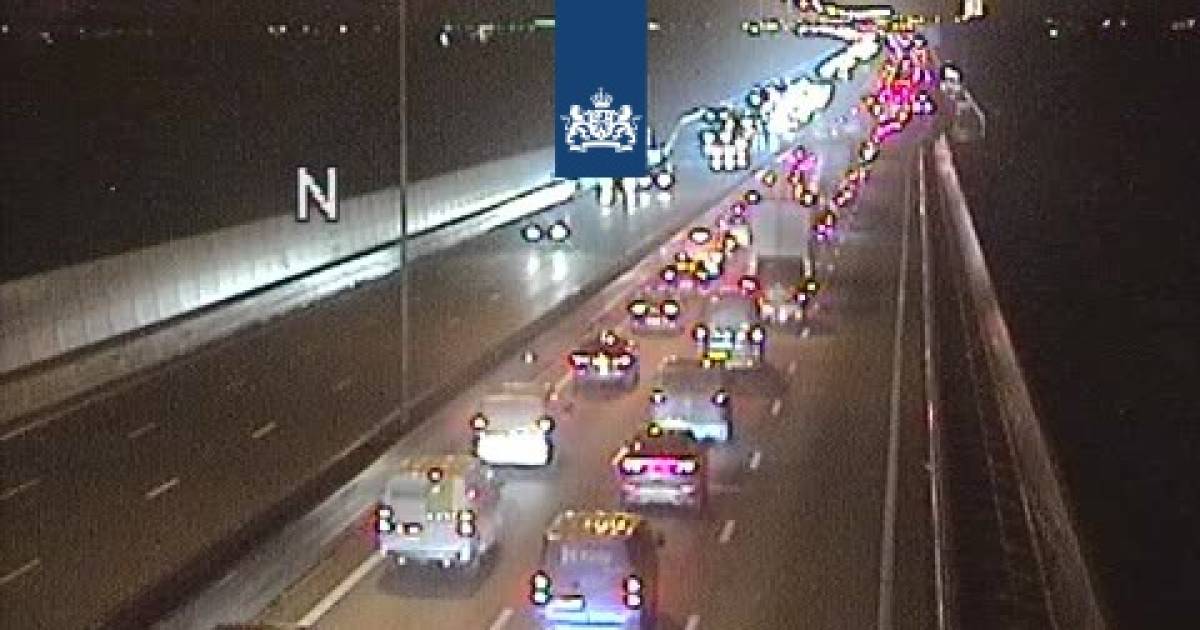 A2 richting Utrecht weer grotendeels open na eerder ongeval bij Hedel, ruim 15 kilometer file.