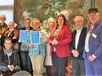 De gehuldigde vrijwilligers in Hof van Twente. Zij ontvingen de Overijsselse vrijwilligersprijs.