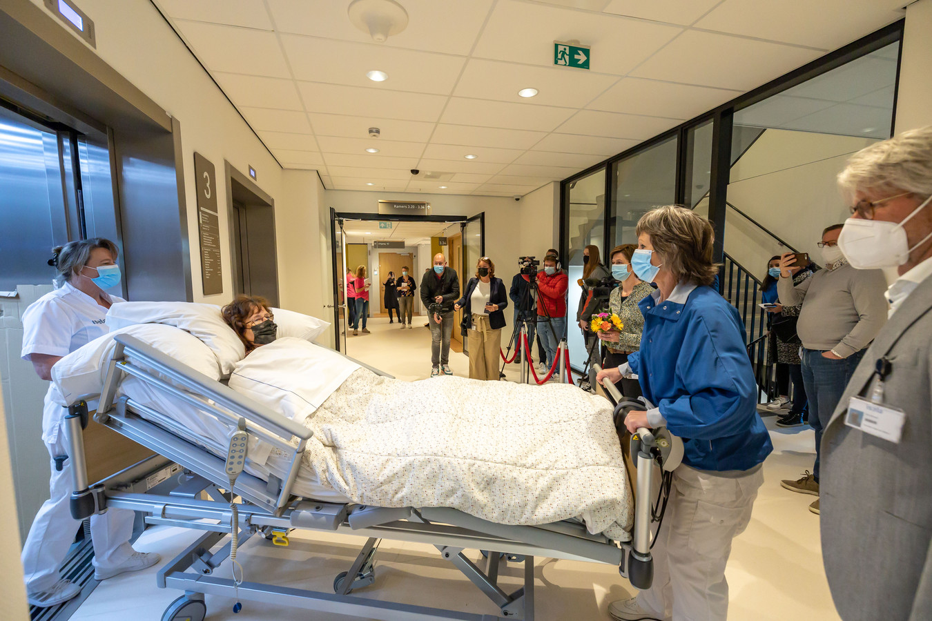 Patiënten gaan in speciale vrachtwagens naar het nieuwe ziekenhuis Meppel Foto AD.nl