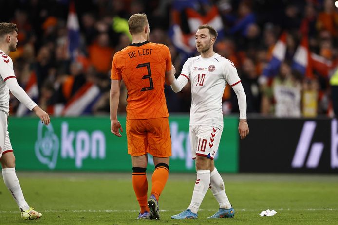 Matthijs de Ligt geeft Christian Eriksen een hand.