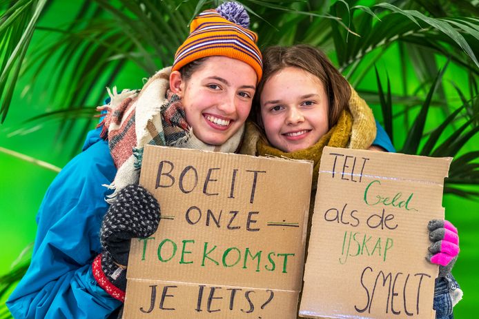 Ianthe Minnaert (15, links) en Ellis van der Borgh (15) doen mee met de klimaatstaking.
