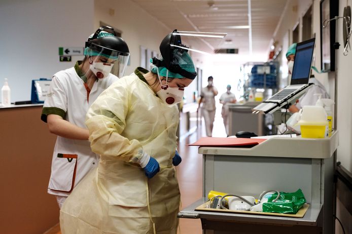 Dokters en verplegers stellen alles in het werk om de coronacrisis de baas te blijven in het Hasseltse Jessa Ziekenhuis.