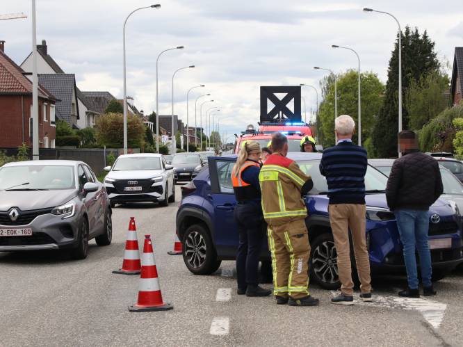 Bestuurder van Maserati wil file voorbijsteken en botst tegen andere wagen in Sint-Niklaas: slachtoffer tijdlang gekneld