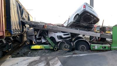 Goederentrein ramt vrachtwagen met lading bestelwagens in Zeebrugge: trucker komt met de schrik vrij