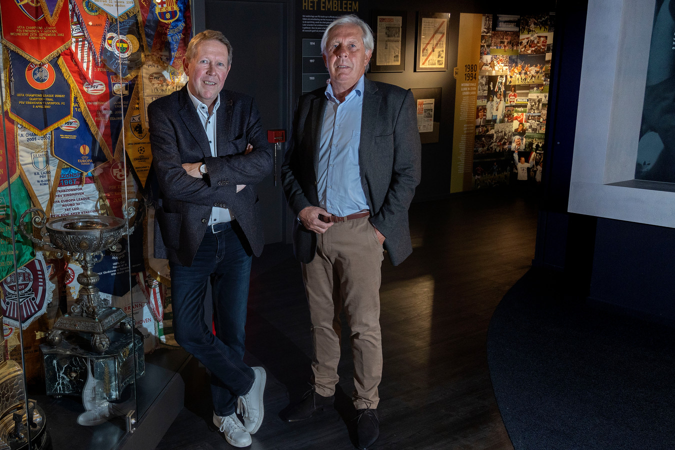 Oud-PSV’er Harry Lubse (rechts)  en Ron Verkerk, manager wedstrijdzaken en veiligheid bij PSV.