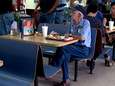 Weduwnaar (93) dineert dagelijks in restaurant met portret van echtgenote