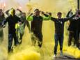 Supporters van Vitesse te midden van gele rook (archieffoto).