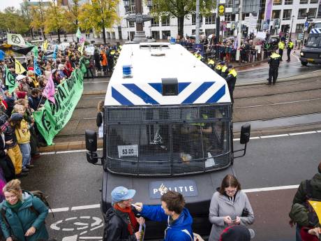 Politie pakt 130 klimaatactivisten op in Amsterdam