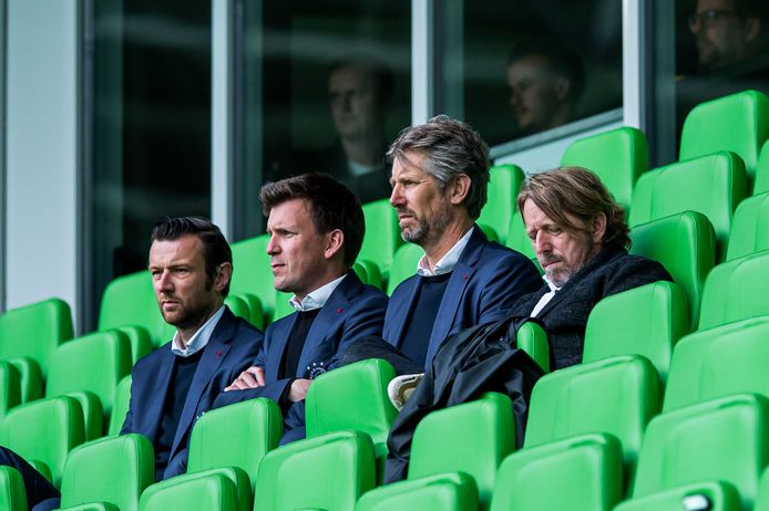 Leden van de Ajax-directie, onder wie commercieel directeur Menno Geelen (uiterst links), algemeen directeur Edwin van der Sar (tweede van rechts) en technisch directeur Sven Mislintat (uiterst rechts) tijdens de uitwedstrijd bij FC Groningen.