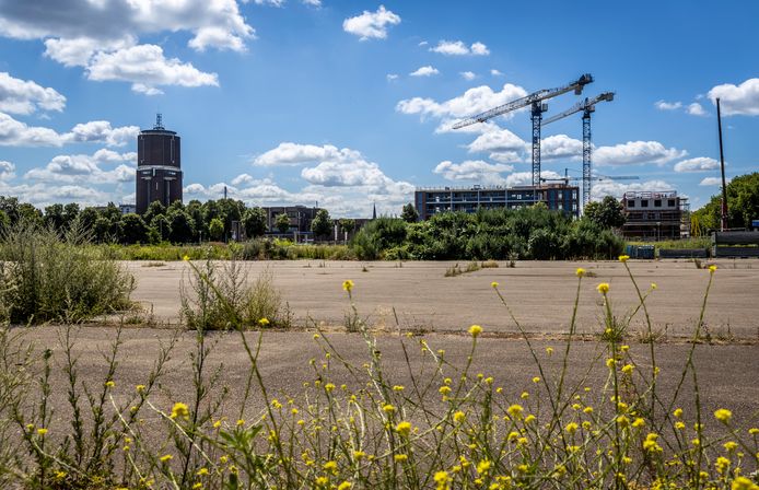 Het is al jaren de bedoeling nieuwe huizen te bouwen op deze kale vlakte op de hoek Oostende - Kanaaldijk N.O. in Helmond. Aan de overkant is de bouw van Oranjekade wel al in volle gang.