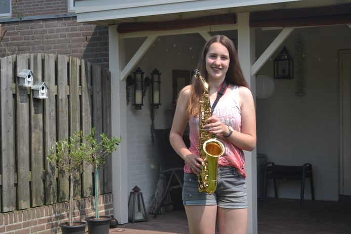 Iris van Dongen met haar saxofoon.