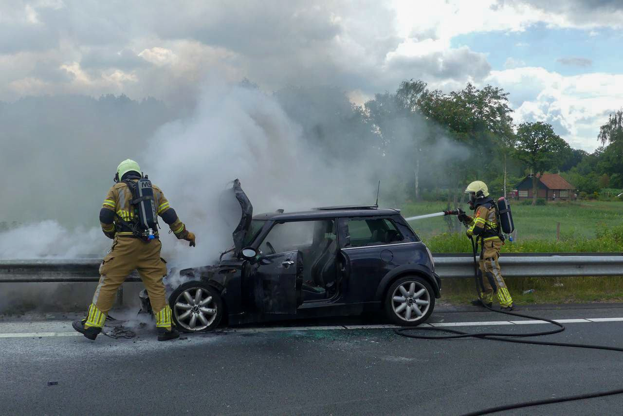 Auto vliegt in brand na aanrijding N18, omstanders bevrijden bestuurder
