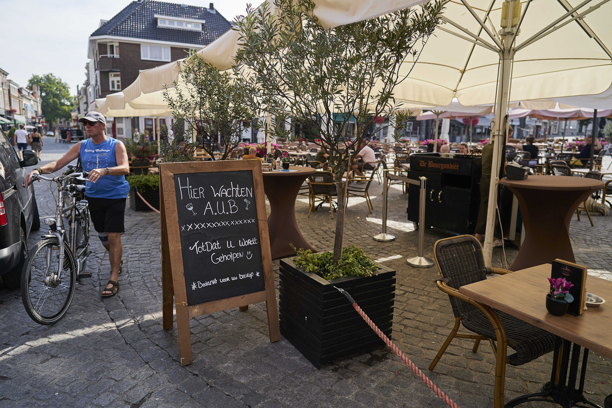 Coronamaatregelen op een terras op de markt in Bergen op Zoom. De stad is naar verhouding een van de grootste corona-brandhaarden van Nederland. Beeld ANP