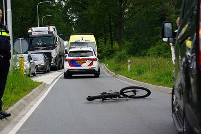 Fietser wordt geschept door bestelbus op rotonde in Rijen