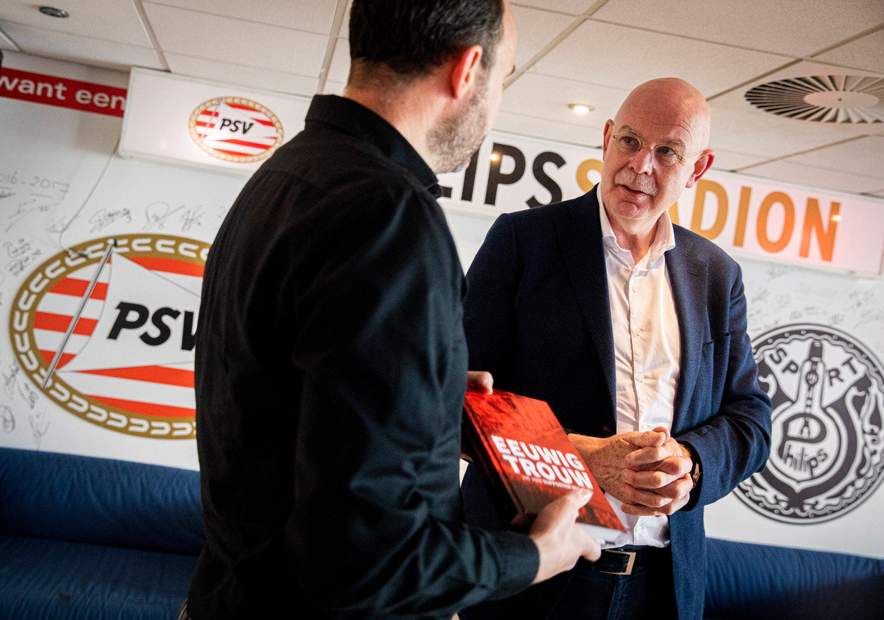Toon Gerbrands tijdens de presentatie van het boek 'Eeuwig Trouw' in de ruimte van Supportersvereniging PSV in het Philips Stadion.