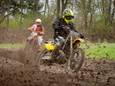 Raoul Groot Zevert en Jesse Bleumink, twee hobbycrossers die hun crosser zaterdags uit de schuur halen om achter de boerderij een uurtje lekker los te gaan op de maisakker.