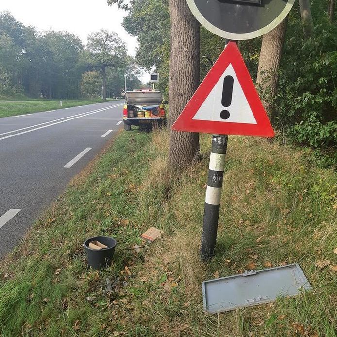 De verkeersbordvandalen trokken afgelopen weekenden als een wervelwind door Steenwijkerland en sloopten alle exemplaren op hun weg.
