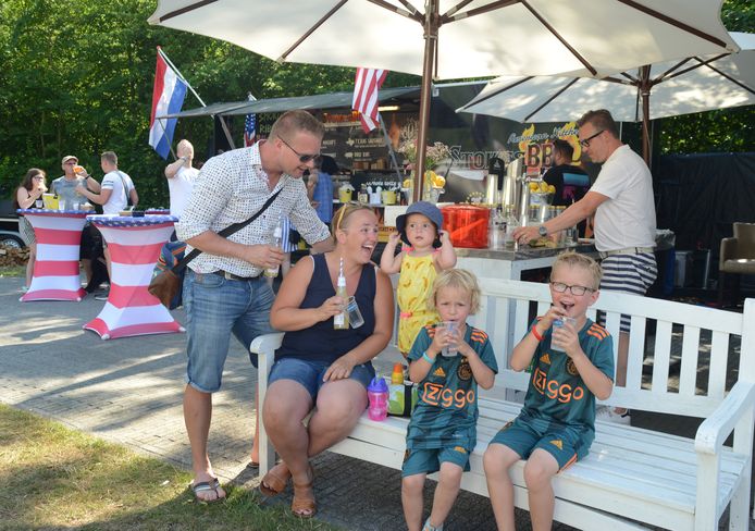 Johan Joossen, Elly Doggen en hun kinderen Eef, Mees en Ties bezoeken het foodtruckfestival in Renesse