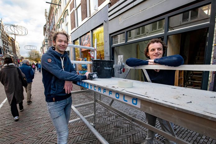 Nu zijn Wilmar Vlaskamp (l.) en Rogier Zuiderveld nog druk aan het verbouwen, maar binnenkort openen ze Mees City in de Korte Bisschopstraat.