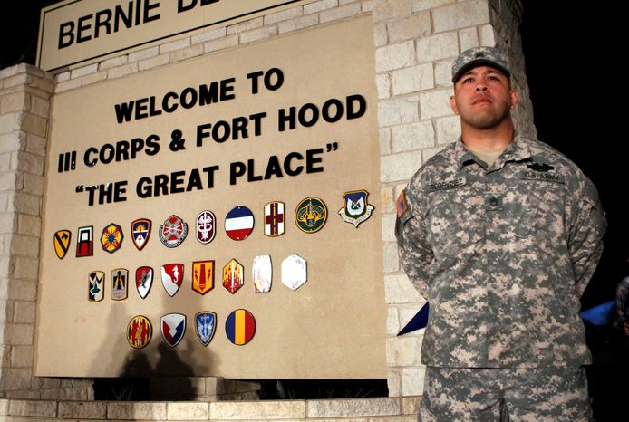 Een soldaat bij de ingang van Fort Hood in Texas.